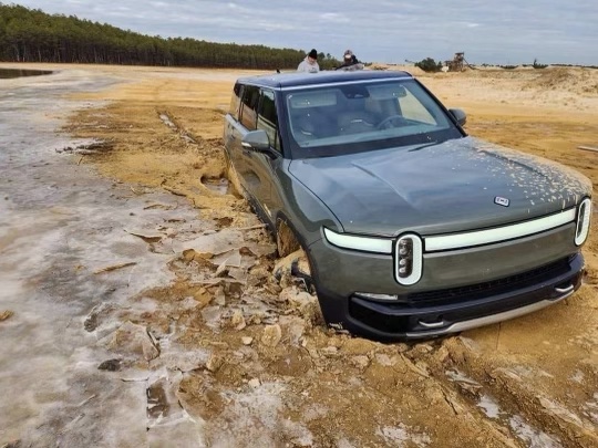 Rivian Owner Finds His R1S Doesn’t Go Everywhere He Thought It Would – Prayed For A Christmas Miracle